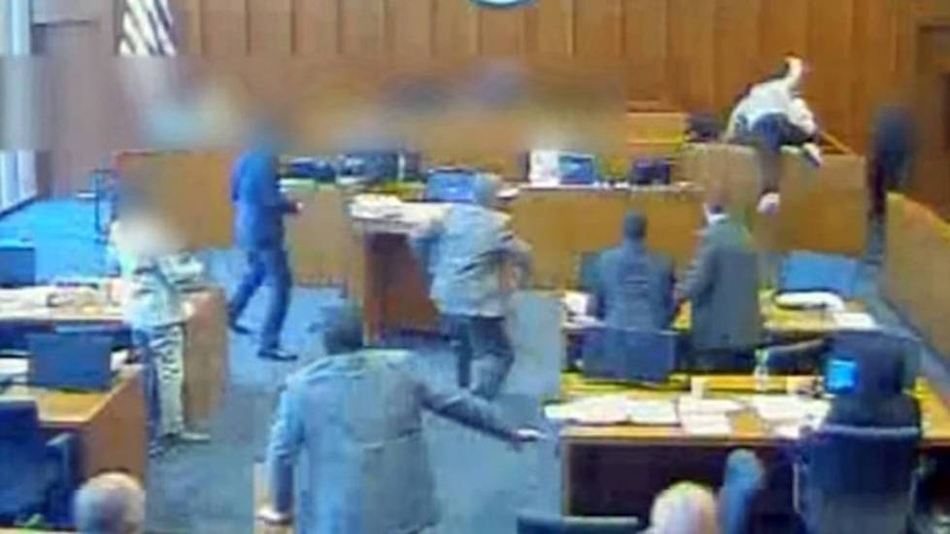 誰都打不動？唐斯生突內線被里薩謝單防 約翰遜反擊上籃輕松進